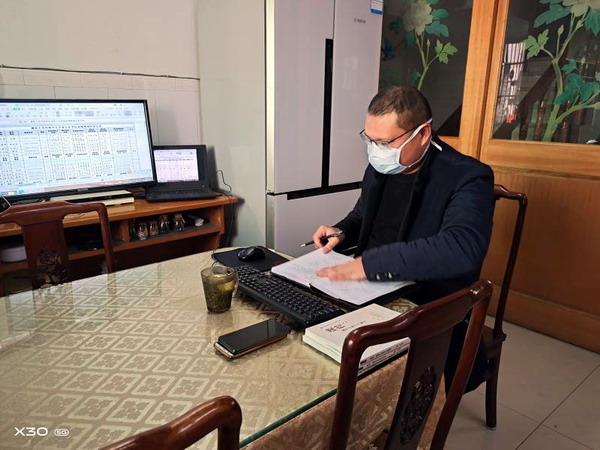 教研处秦旭峰主任在校进行师生防疫日报汇总.jpg