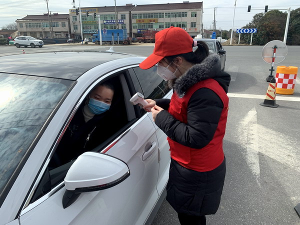 汤凌云老师参加兴政路防疫卡口志愿服务.jpg