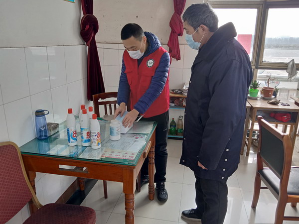 吴文明老师在学校参加防疫工作.jpg
