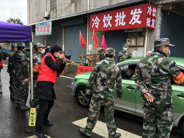 何银东老师在小区卡口做好摄影宣传工作.jpg