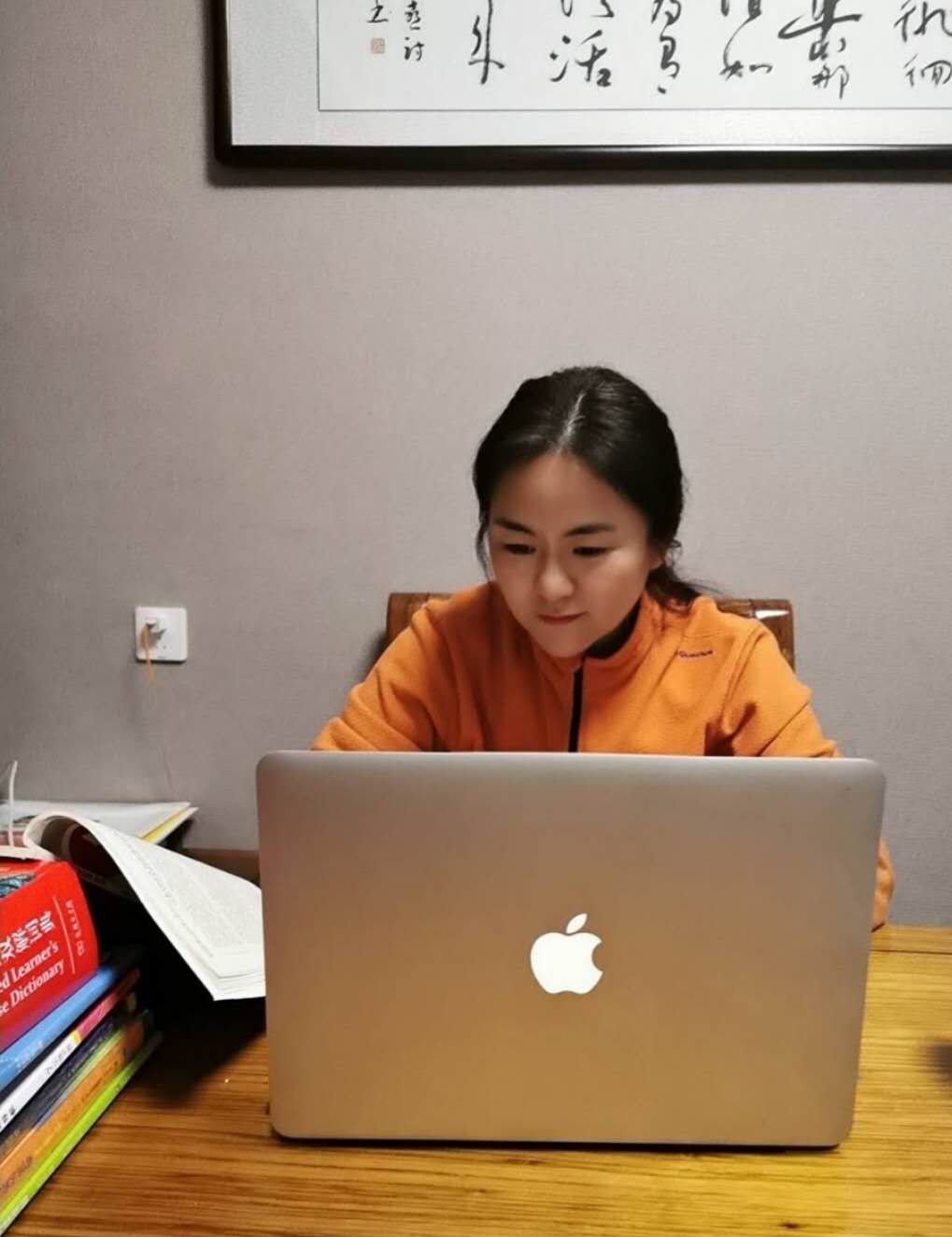 何锦老师为学生自主学习准备练习和学案.jpg