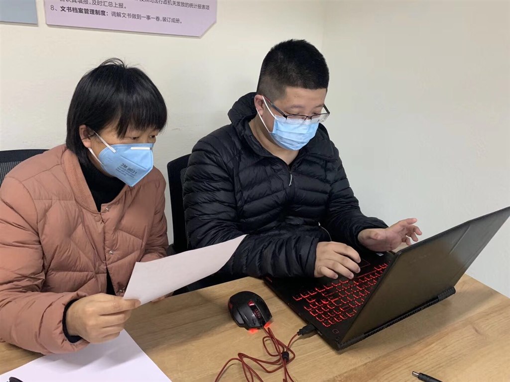 园长居新芳当志愿者：录入居民行程信息.jpg