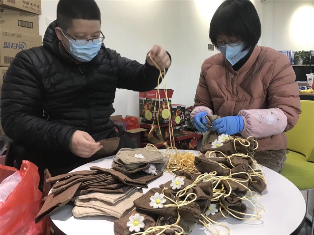 居新芳园长当志愿者：制作消毒香囊.jpg