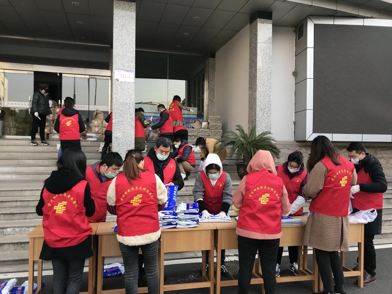 中国邮政的志愿者.jpg