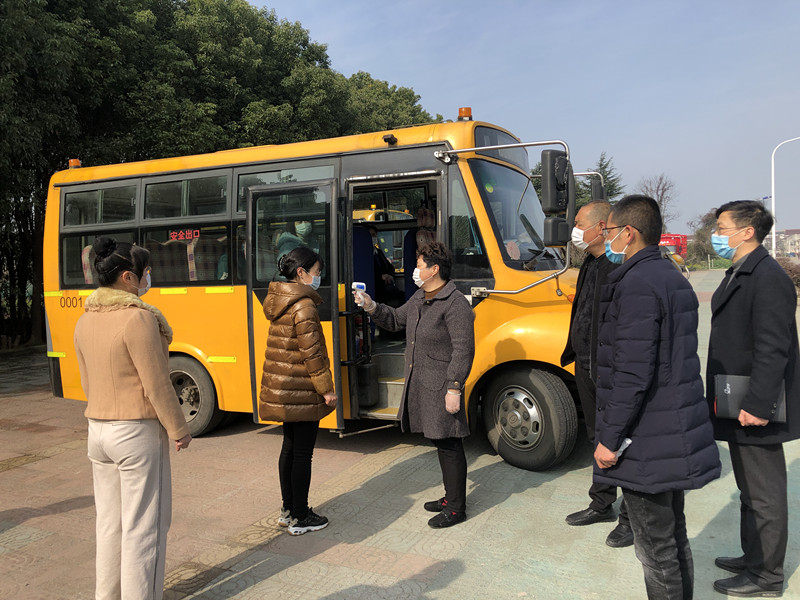 5、学生排队测量体温上车.jpg