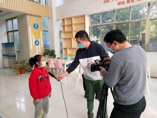常州电视台采访潘家小学“爱心小天使”董茵.jpg