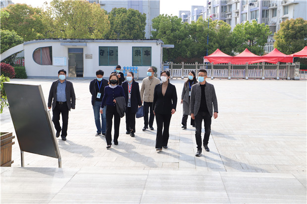 高新区管委会副主任完利梅来校调研开学防控工作_副本.jpg