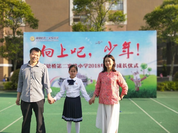 孩子，十岁了。十岁成长礼，送了她最爱读的一套书《棚车少年》。.jpg
