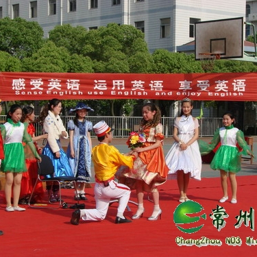 在英语节上表演的英语短剧.jpg