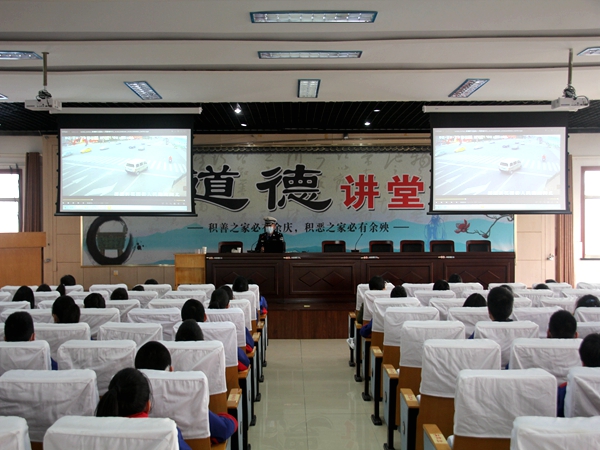 马中特邀湖塘交警中队做交通安全讲座1.jpg