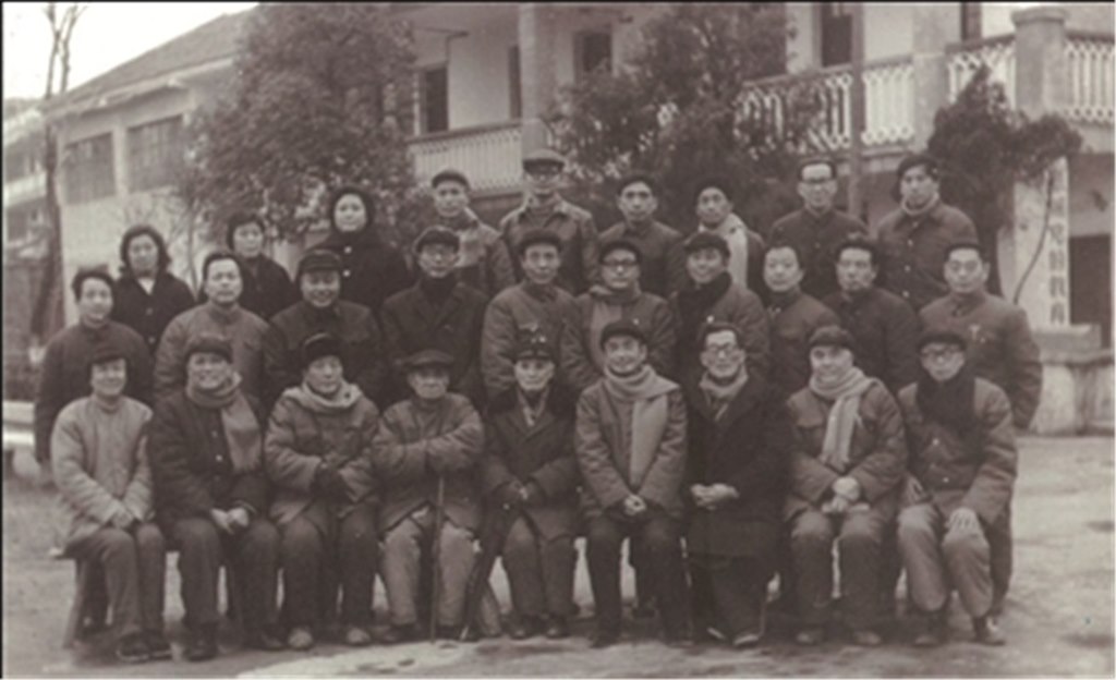 三中老教师与部分57届校友留影（前排右三为杭甄老师，二排右一为金一鸣老师）.jpg
