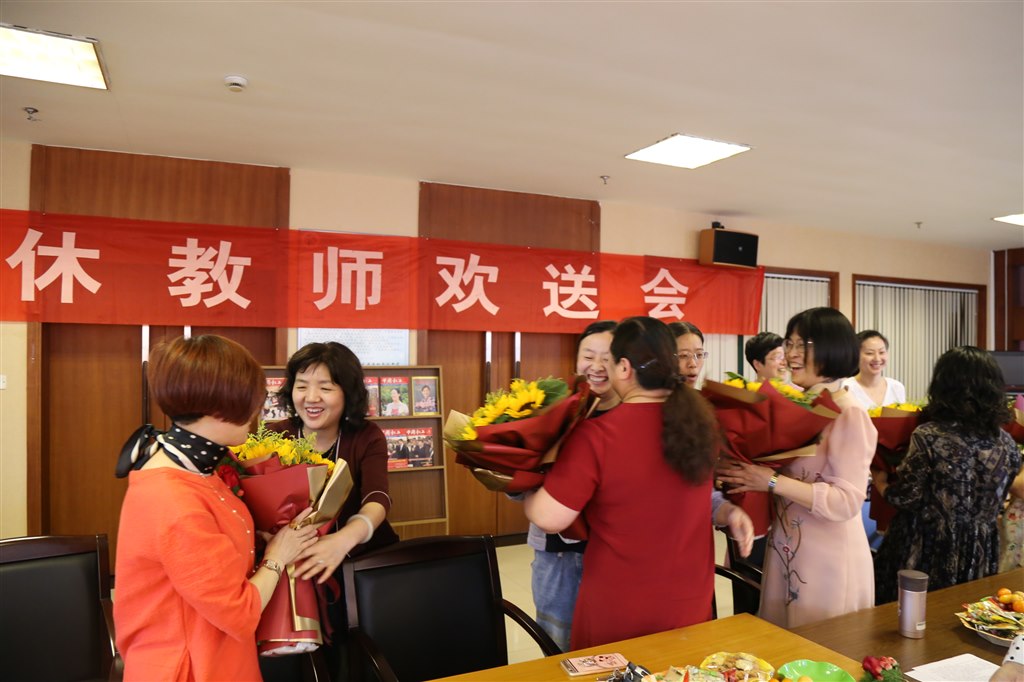 中青年教师献花.JPG