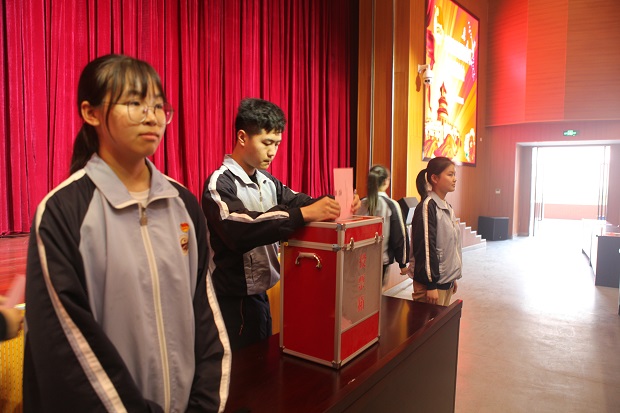 学生投票.jpg