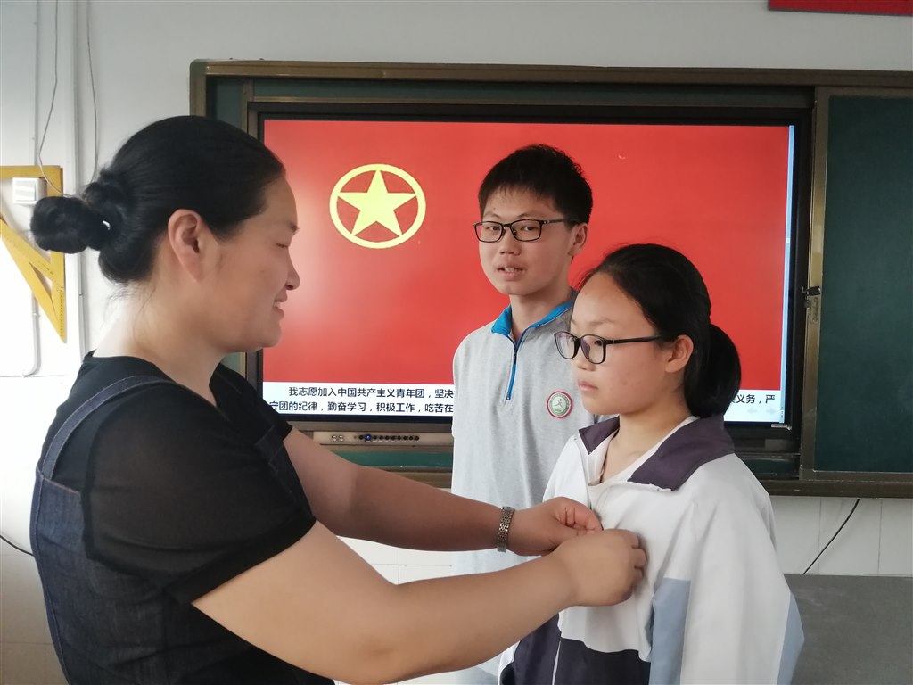 班主任给团员佩戴团徽.jpg