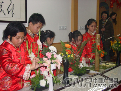 上海青少年民族文化教育结奇葩[组图]
