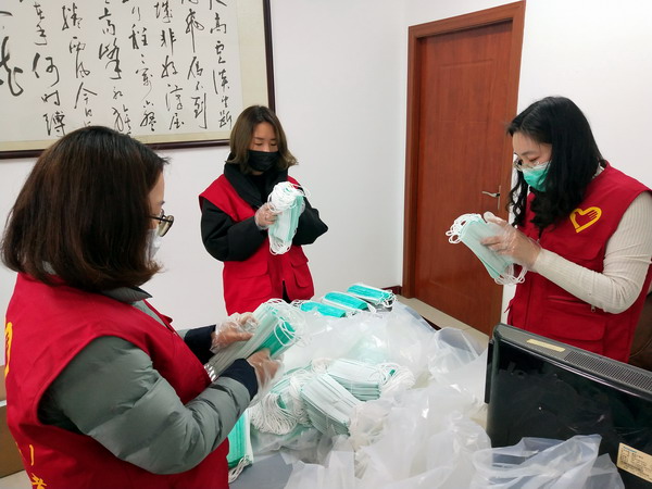 施丽燕和志愿者分装口罩.jpg