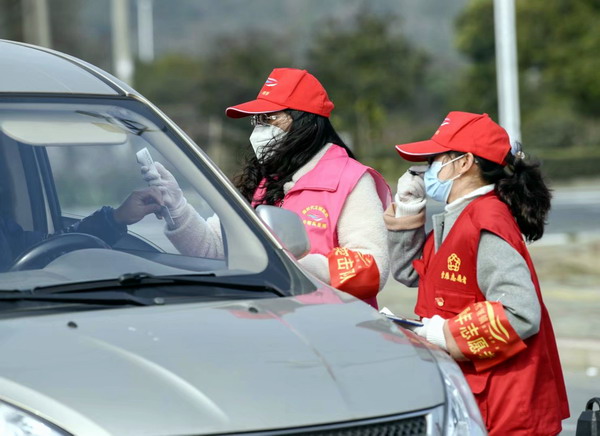 施丽燕卡口防疫执勤.JPG