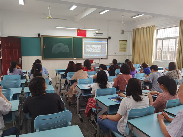 魏小老师集中观课、听讲座.jpg