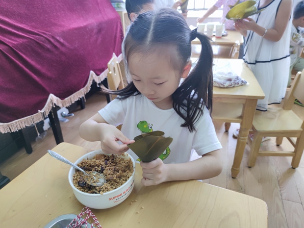 大班:包粽子2.jpg