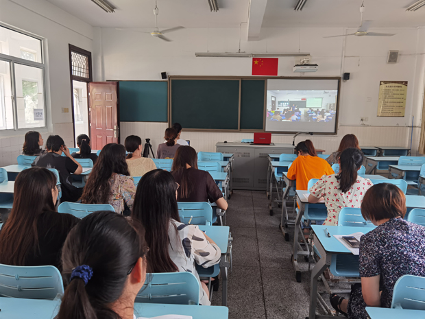 魏村小学老师集中观课、听讲座.jpg