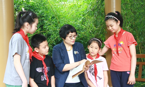 姜明红指导学生.jpg