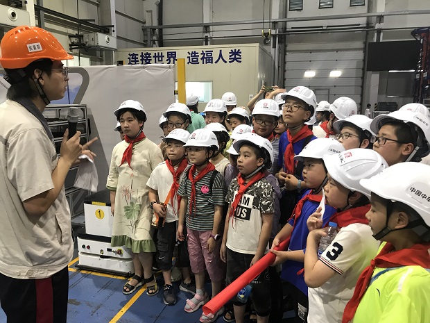 参观中国第一个高速动车组齿轮箱驱动装置智能装配车间3.JPG