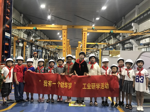 参观中国第一个高速动车组齿轮箱驱动装置智能装配车间 66.JPG