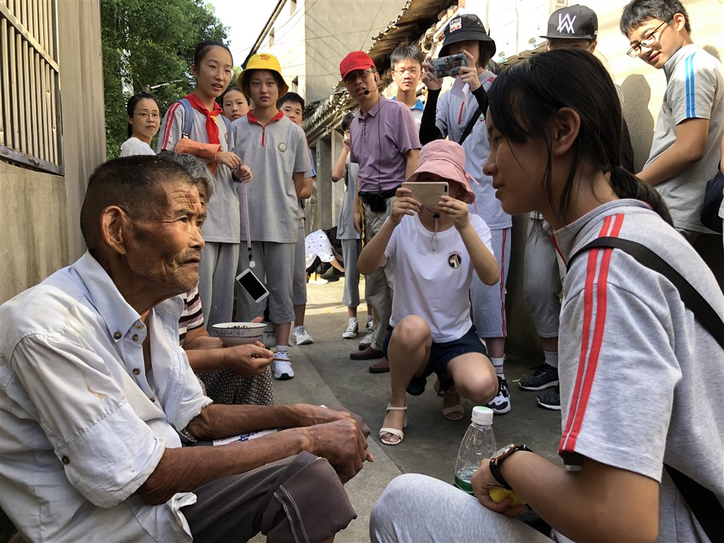 采访村民2.jpg