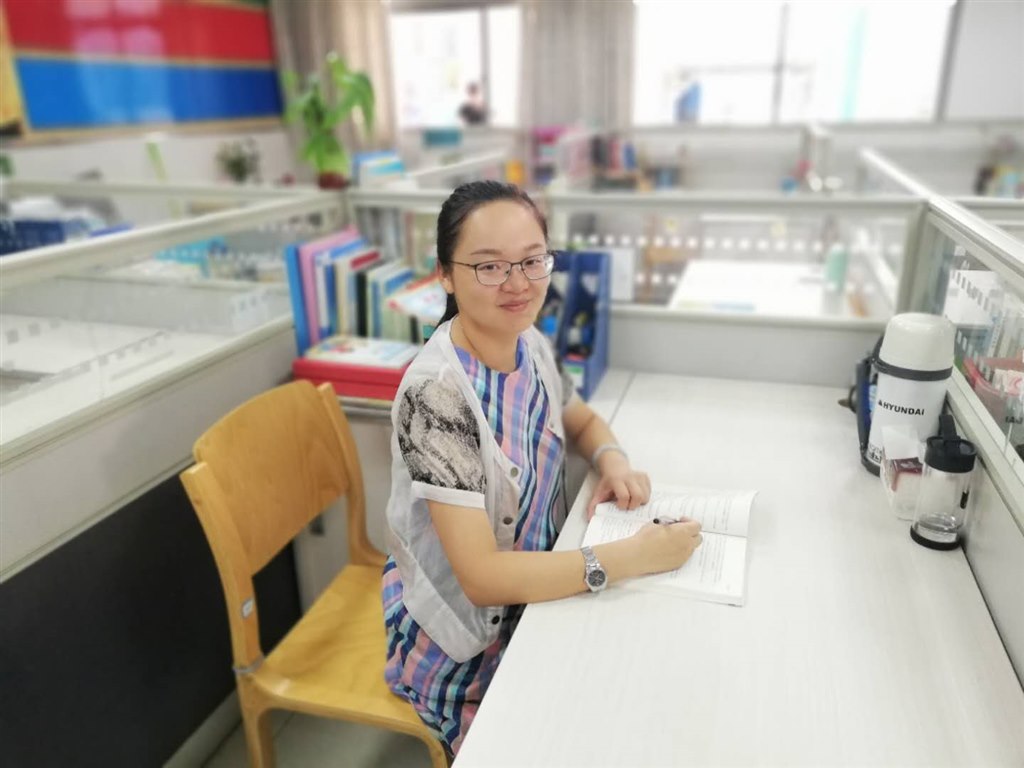 郑佳.jpg