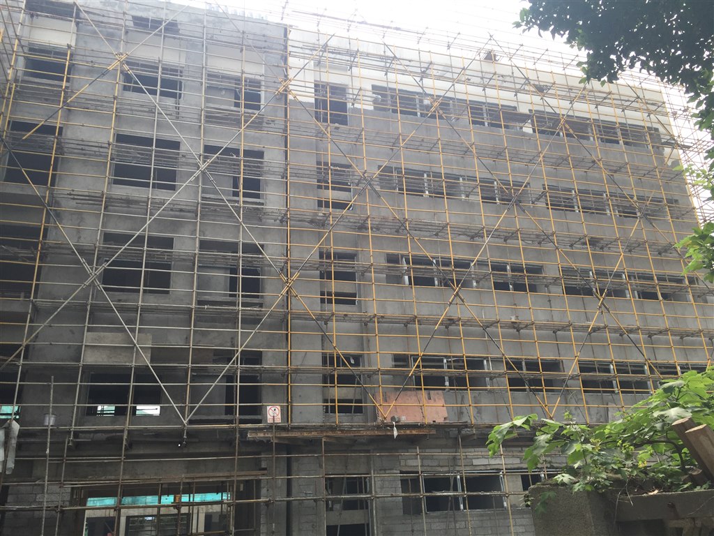 2号楼北楼东立面外墙腻子施工.JPG