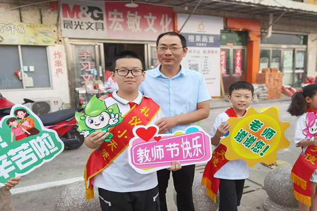 校门1.jpg 校门1.jpg