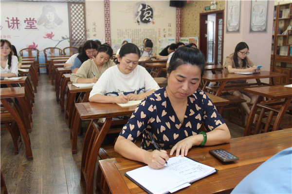 何志奇教授来校讲座 (14).jpg