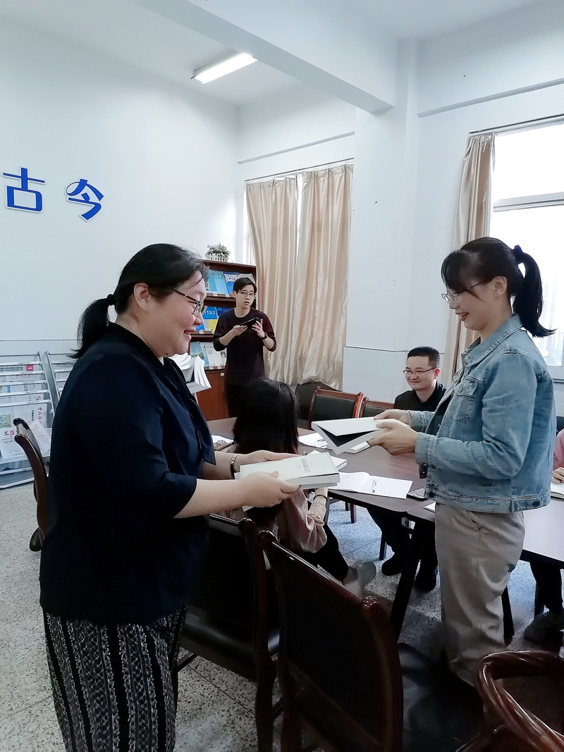 刘莹书记授书.JPG
