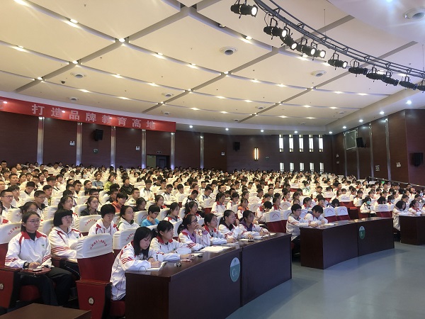 学生认真聆听.jpg 学生认真聆听.jpg