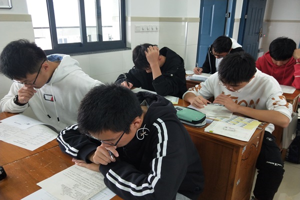 考场1.jpg 考场1.jpg