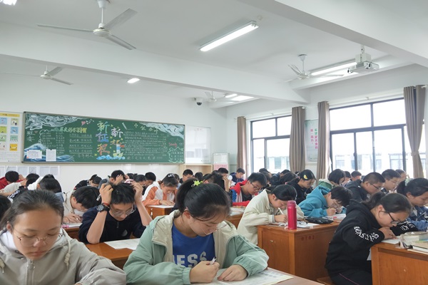 考场2.jpg 考场2.jpg