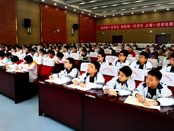 高一学生认真听讲座.jpg 高一学生认真听讲座.jpg