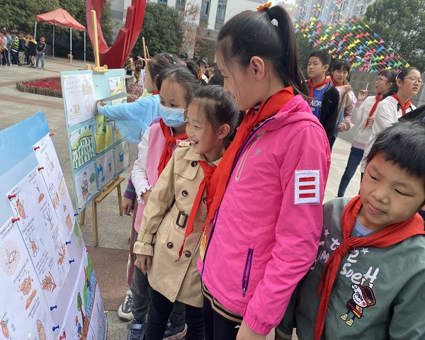 三4班看展板照片.jpg