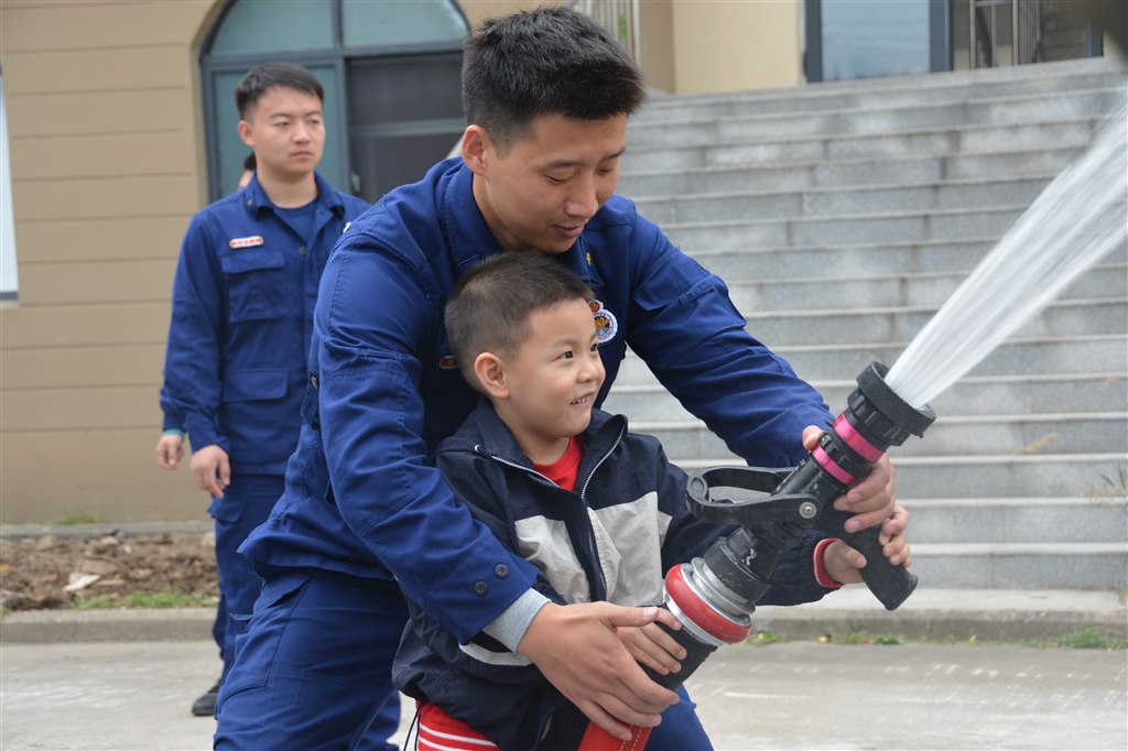 东青幼：跟随小记者，走进消防中队10.JPG