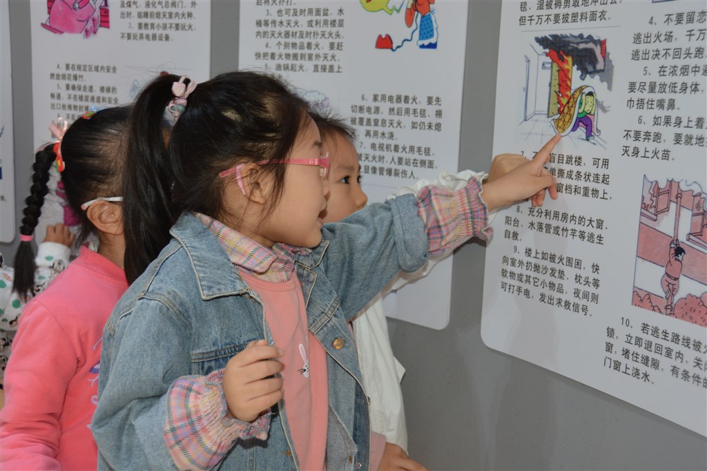 东青幼：跟随小记者，走进消防中队7.JPG