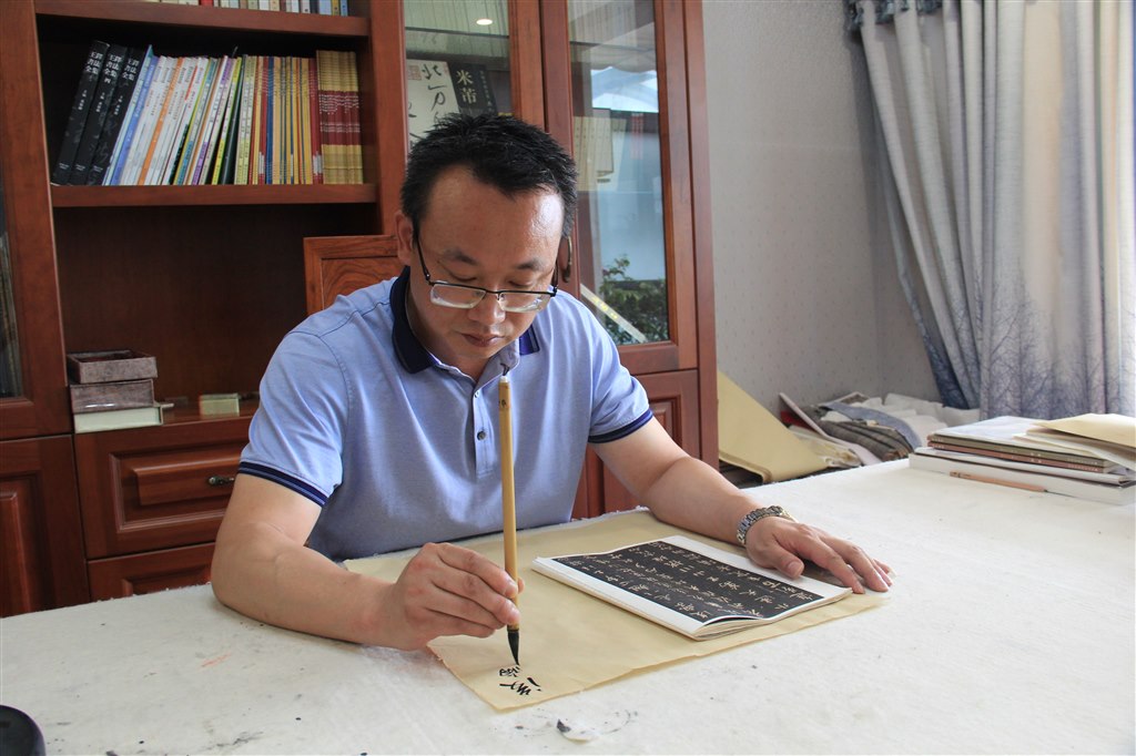 江苏省书法家协会会员陈燕青老师.JPG