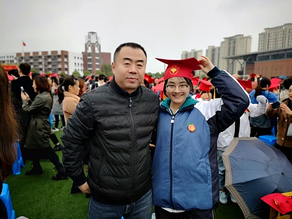 刘心语合影.jpg 刘心语合影.jpg