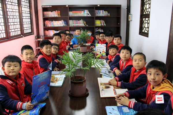 潘家小学“乡村美学馆读书乐”活动.JPG 潘家小学“乡村美学馆读书乐”活动.JPG