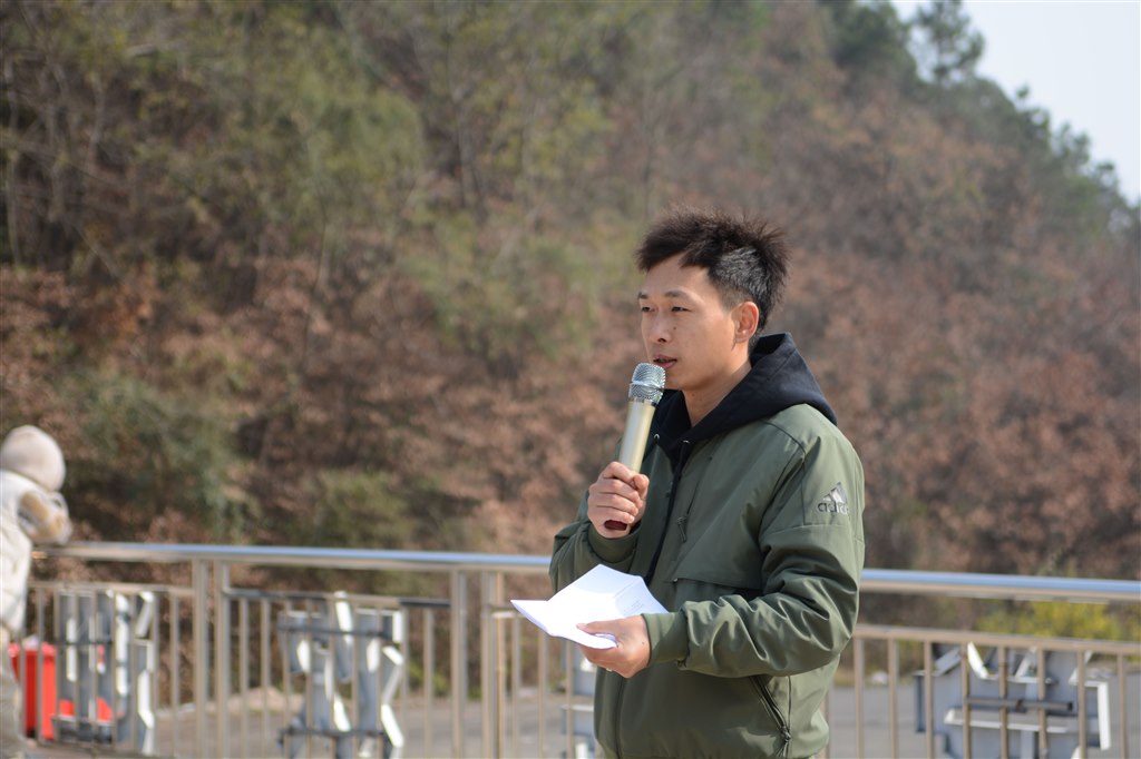 李勇吉宣读体育游泳过关名单.JPG
