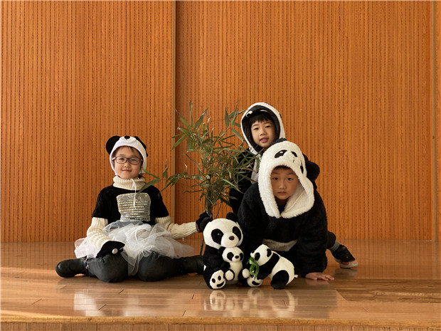 憨憨哒熊猫一家走秀.jpg