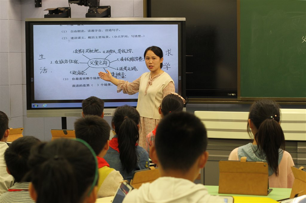 汤晓丹.jpg 汤晓丹.jpg