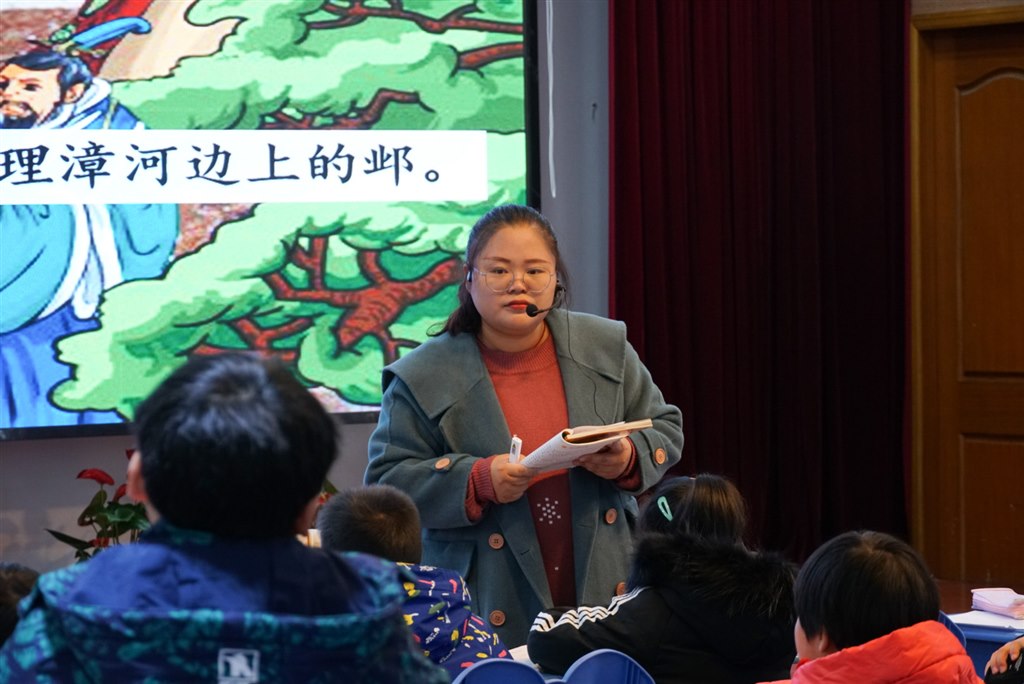 巢肖琴工作照.jpg