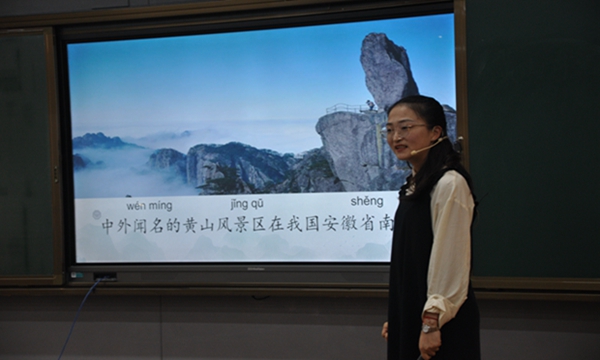 图片2：卞老师上课图.jpg