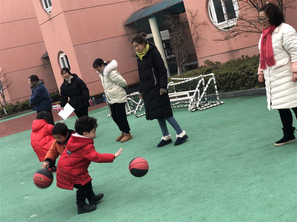 中班拍球.JPG