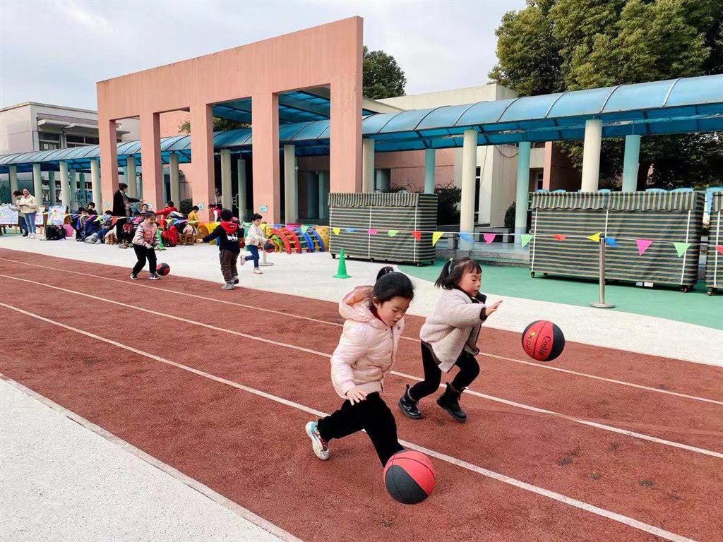 大班运球接力.jpg 大班运球接力.jpg